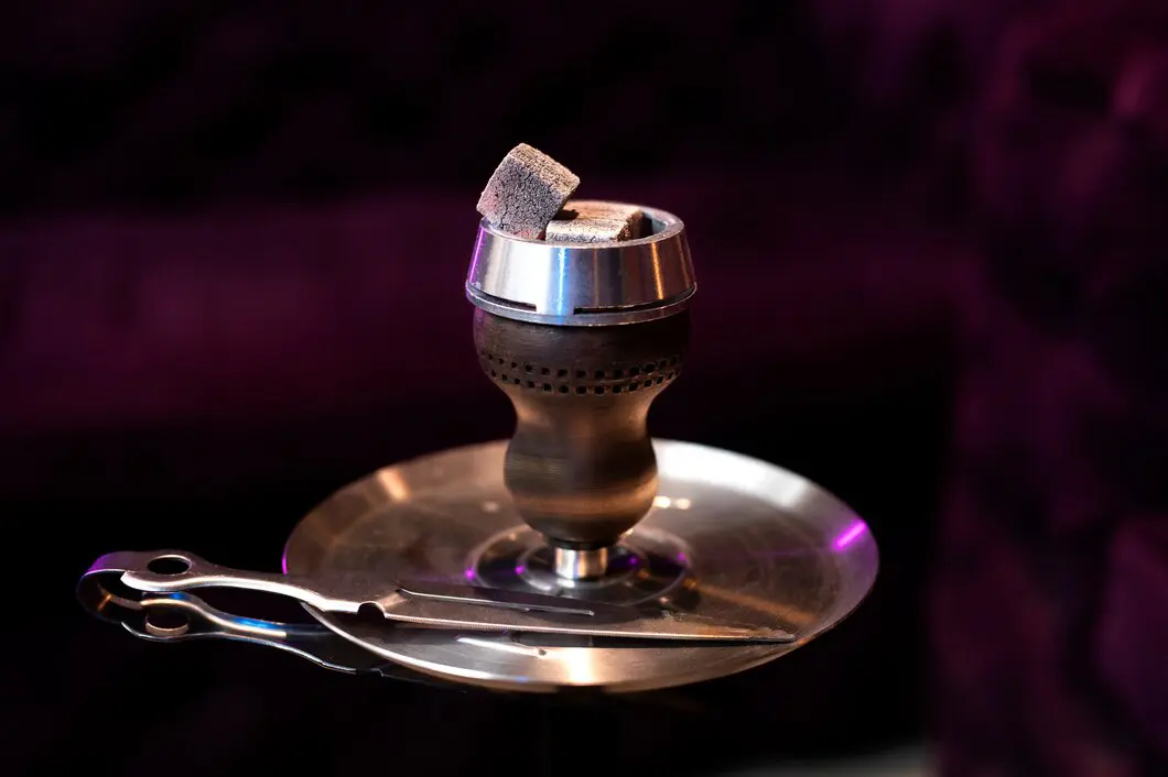 What are the characteristics of quality hookah charcoal?